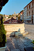 Hvar, Lesina - Il pozzo in Trg Sveti Stjepana di fronte il palazzo Paladini.