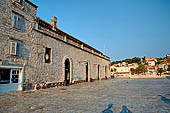 Hvar, Lesina - Il teatro realizzato nell'arsenale veneziano che si affaccia sulla Trg Stjepana, piazza S. Stefano.