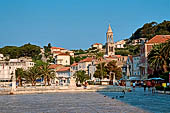 Hvar, Lesina - Trg Stjepana, piazza S. Stefano, verso il piccolo mandracchio la chiesa di S. Marco sullo sfondo.