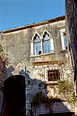 Hvar, Lesina - Il palazzo gotico Jakala (XV secolo) nella citt vecchia.