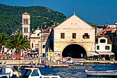 Hvar, Lesina - L'antico arsenale veneziano che si apre verso il porto.