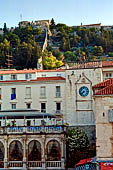 Hvar,  Lesina. Palazzo della  Loggia (Loda) veneziana e la torre dell'orologio.