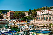 Hvar, Lesina - Il mandracchio veneziano, la piccola darsena per le imbarcazioni minori. Sullo sfondo la loggia.