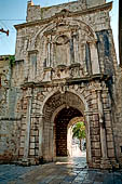 Korula, Curzola - Porta di Terra, arco dedicato a Leonardo Foscolo (1650).