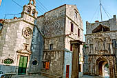 Korula, Curzola - Piazza Radic, Trg Brae Radi, Chiesa di S. Michele e arco dedicato a Leonardo Foscolo della Porta di Terra (1650).