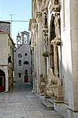 Sebenico, dalla cattedrale si scorge la chiesetta di S. Barbara (XV sec).