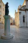 Sebenico, la piazza della cattedrale. Monumento a Giorgio Orsini, il Dalmata (Juraj Dalmatinac) architetto e scultore della cattedrale ritratto mentre guarda la sua creazione.