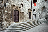 Sebenico, Palazzo del Rettore ala ovest lungo il lato meridionale della cattedrale. Scultura barocca del principe della citt Nikola Marcello.