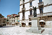 Spalato, piazza delle erbe; la statua di Marco Marula di Ivan Mestrovi