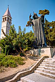 Spalato, statua di Gregorio di Nin e il campanile rinascimentale del monastero Benedettino.