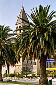 Trogir, il campanile di S. Domenico spunta da dietro le palme della riva meridionale.