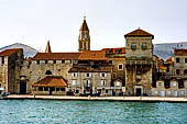 Trogir, le mura lungo la riva meridionale.