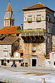 Trogir, particolare delle mura meridionali, con il campanile del monastero di S. Nicola.