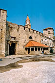 Trogir, Porta Marina e le mura meridionali e la cosidetta Loggia Piccola.