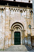 Trogir, il portale romanico del 1123 lungo il fianco della cattedrale sulla piazza principale. 