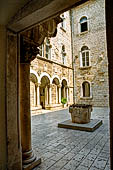 Trogir, cortile del Palazzo Comunale.