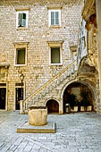 Trogir, cortile del Palazzo Comunale.