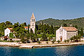 Isola di Vis - La penisola di Pirovo nel porto di Vis citt con la chiesa di San Giacomo, il cinquecentesco convento francescano di San Jerolim (XV sec).