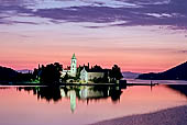 Isola di Vis - La penisola di Pirovo nel porto di Vis citt con la chiesa di San Giacomo, il cinquecentesco convento francescano di San Jerolim (XV sec).