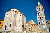 Zara, piazza del foro con la rotonda bizantina di S. Donato e il campanile della cattedrale. 