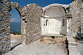 Escursione lungo Punta Mesco, Riviera di Levante. (Maggio 1995). Ruderi della chiesa dedicata a San Antonio.