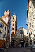 Albenga (Liguria di Ponente) - Piazza S. Michele con la Cattedrale accompagnata da tre torri il bel campanile, la Torre Comunale e la torre del Municipio.