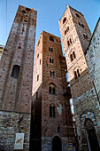 Albenga (Liguria di Ponente) - Piazza S. Michele con la Cattedrale accompagnata da tre torri il bel campanile, la Torre Comunale e la torre del Municipio.