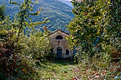 Escursione in Val Pennavaire (Liguria di Ponente) - lungo il sentiero che porta verso il paese di Alto incontriamo l Oratorio di San Sebastiano.