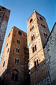 Albenga (Liguria di Ponente) - Piazza S. Michele con la Cattedrale accompagnata da tre torri il bel campanile, la Torre Comunale e la torre del Municipio.