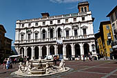 Bergamo Alta - Piazza Vecchia con l'ex palazzo municipale.