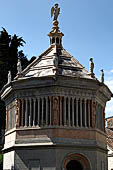 Bergamo Alta - Battistero presso la Cappella Colleoni.