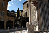 Bergamo Alta - Santa Maria Maggiore, i leoni stilofori del protiro meridionale.