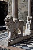 Bergamo Alta - Santa Maria Maggiore, i leoni stilofori del protiro meridionale.