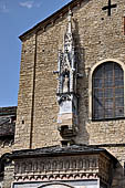 Bergamo Alta - Santa Maria Maggiore, dettagli del protiro meridionale. 