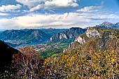 Qui siamo al passo del Fo e ci si affaccia sul conoide di Lecco. In primo piano appare il pizzo d'Erna, poi il monte Coltiglione e sullo sfondo a destra la Grigna Meridionale. 