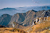 La Valle di Prada che scende fino all'alpe d'Era con il contrafforte della cima d'Eghen e del Monte Palagia. 