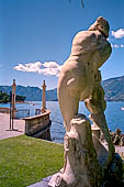 Bellagio, villa Melzi. Sul piazzale antistante la villa le statue marmoree di Meleagro e di Apollo 