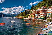 Varenna il lungolago con la darsena del porticciolo 