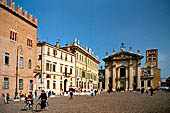 Mantova - Piazza Sordello col Duomo di San Pietro.