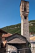 Lago di Como - Chiesa di S. Maria Maddalena a Ospedaletto (Ossuccio) il curioso campanile in stile pseudo-gotico. 