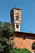 Lago di Como - Chiesa di S. Maria Maddalena a Ospedaletto (Ossuccio) il curioso campanile in stile pseudo-gotico. 