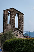 Lago di Como - Chiesa di S. Giacomo (XI - XII sec) Ossuccio. Il caratteristico campanile a vela. 