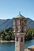 Lago di Como - Chiesa di S. Maria Maddalena a Ospedaletto (Ossuccio) il curioso campanile in stile pseudo-gotico. 