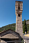 Lago di Como - Chiesa di S. Maria Maddalena a Ospedaletto (Ossuccio) il curioso campanile in stile pseudo-gotico. 