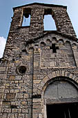 Lago di Como - Chiesa di S. Giacomo (XI - XII sec) Ossuccio. Il caratteristico campanile a vela. 