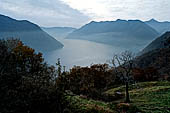 Veduta del Lago di Como fra le brume del mattino salendo da Sala Comacina. 