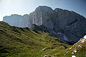 Dal rifugio albani dirigendosi verso il monte Ferrantino si lasca alle spalle i bastioni del Pizzo della Presolana