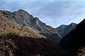 La testata della valle Fraina conserva evidenti tracce di circolo glaciale e presenta un magnifico anfiteatro di cime e contrafforti che fan da sfondo sin da lontano all'intero paesaggio.