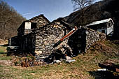 Val Veddasca - Resti di mulini nei pressi del Ponte di Piero.