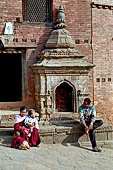 Bhaktapur - Along the road that leads to Hanuman Ghat.